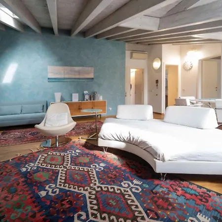 Ampia Mansarda Con Travi A Vista In Zona Isola Milano