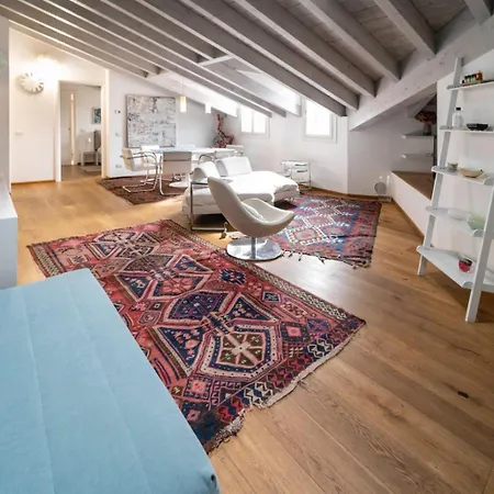 Appartamento Ampia Mansarda Con Travi A Vista In Zona Isola Milano