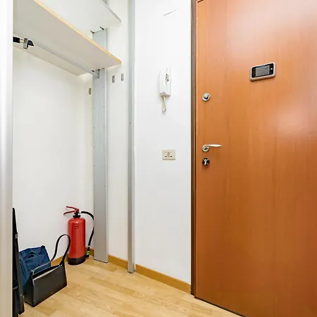 Apartament Minimal Near Bocconi Mediolan
