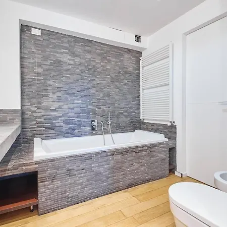 Ampia Casa Indipendente Con Giardino Privato *