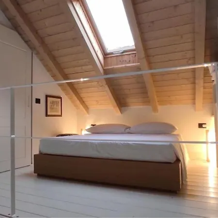 Tiny House On Water Surrounded By Greenery Appartement Milaan