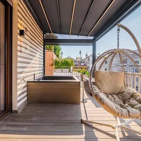 Terrazza Con Jacuzzi E Vista Iconica Sul Duomo Milán