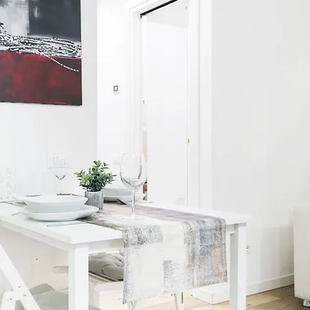 Amazing, New & Fully Furnished In Duomo Apartman Milánó