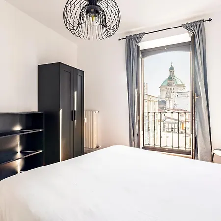 Elegant 2 Bedrooms Near Duomo Apartmán
