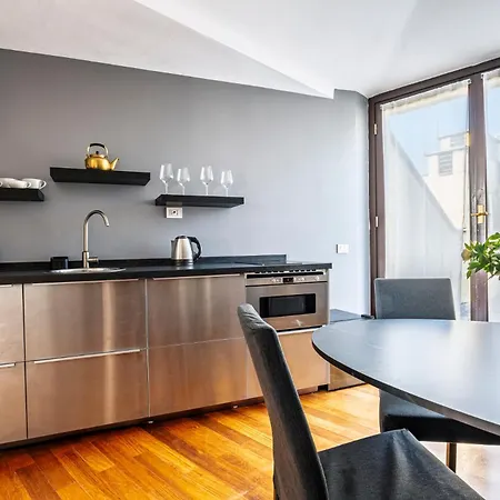 Elegant 2 Bedrooms Near Duomo Apartmán