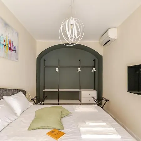Appartement Elegant Brand New In Duomo Milaan