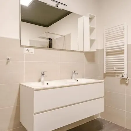 Appartement Elegant Brand New In Duomo Milaan