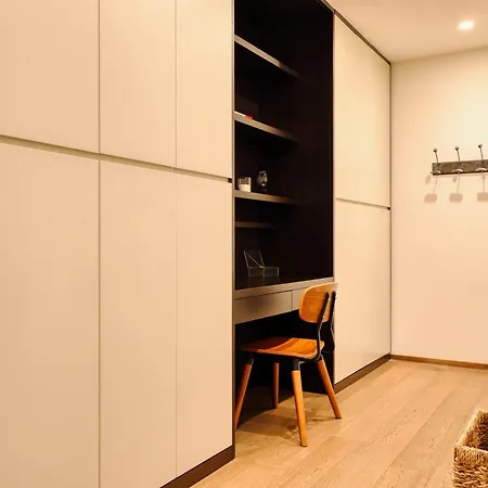 Hostmate - - Magenta 52 - Cadorna * Милан