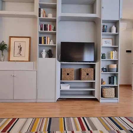 Joivy Contemporary 1-bed Near Duomo Di شقة