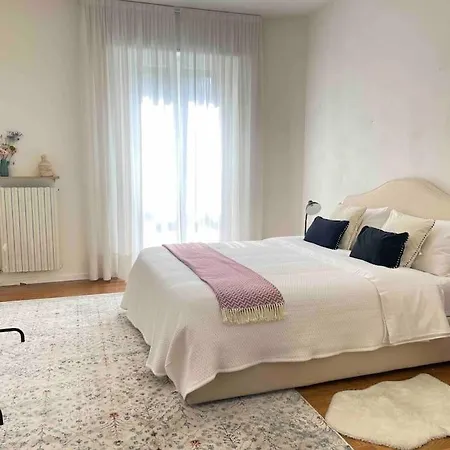 Artsy Flat With Shared Pool Daire *