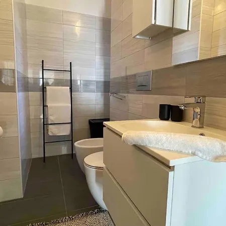 Artsy Flat With Shared Pool Daire