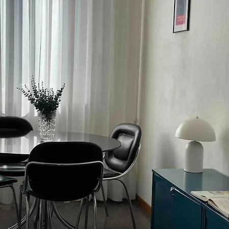 Artsy Flat With Shared Pool Daire