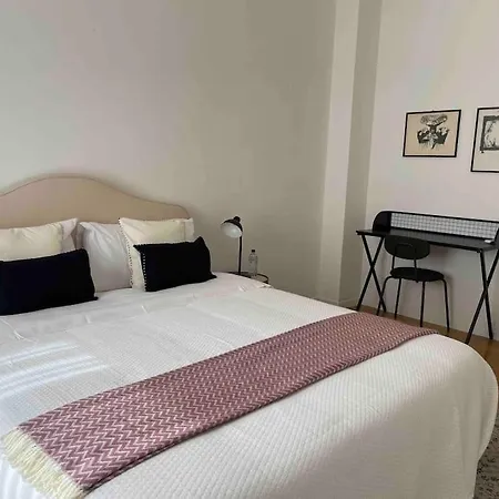 Artsy Flat With Shared Pool Daire