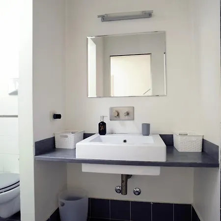 Sant Ambrogio Courtyard In Shared Flat Rum i privatbostad Milano