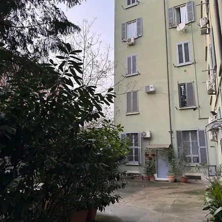 Navigli Metro4-tram2-naviglio Grande * Milán