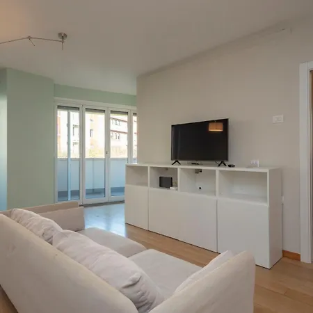 Elegante E Luminoso Con Box Auto A Pochi Passi Da Metropolitana M4