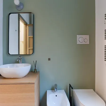 The Rent - Bright One Bedroom With Balcony In Moscova ميلان