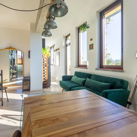Apartment Casa Madera With Lovely Terrace Milan
