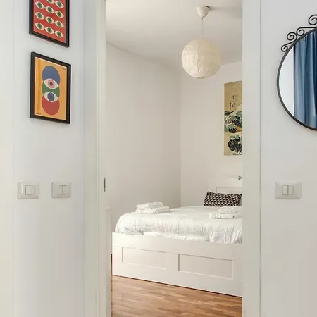 Cozy Modern Near Metro, Wifi Ac Apartment Milan