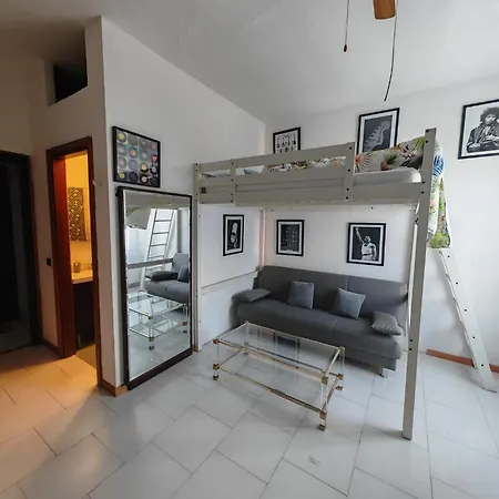 Sul Grande Naviglio Howme * Milánó