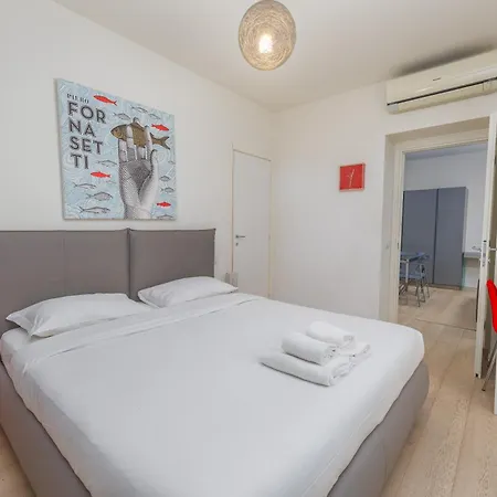 Kramer House, In The Fashion District!