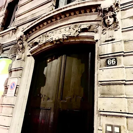 Luxury In Art Nouveau Building Next To Metro Station Bed & Breakfast *