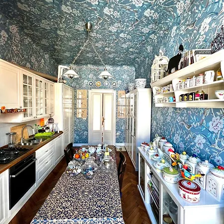 Luxury In Art Nouveau Building Next To Metro Station Bed & Breakfast