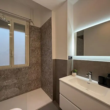 Wide & Bright 2 Bedroom Flat 50m From M4 Station Milano
