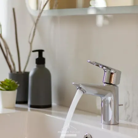 Spacious 4-bed 2-bath, 3 Min Walk To M1 Bande Nere דירה מילאנו