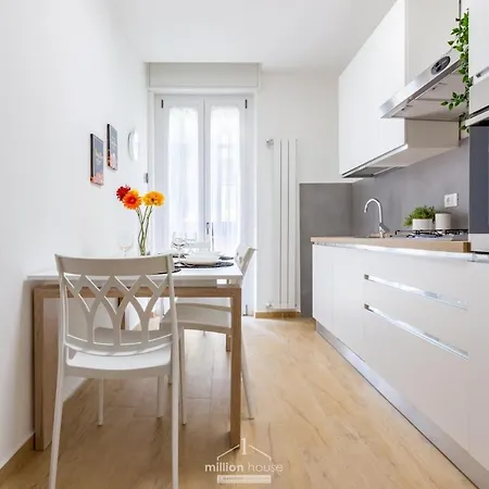 Spacious 4-bed 2-bath, 3 Min Walk To M1 Bande Nere