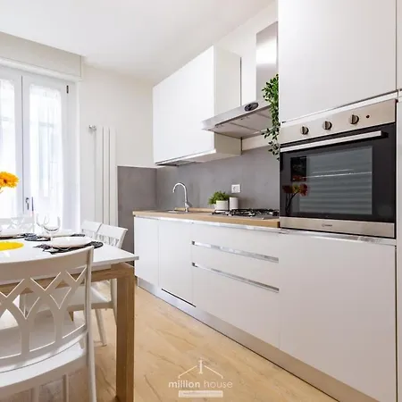 דירה Spacious 4-bed 2-bath, 3 Min Walk To M1 Bande Nere מילאנו