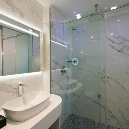 Gatto Bianco Mia 2* Mediolan