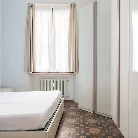 Apartment In Piazza A Isola Milan