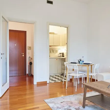 Corso Garibaldi Shopping Center, Art E Shopping Apartment