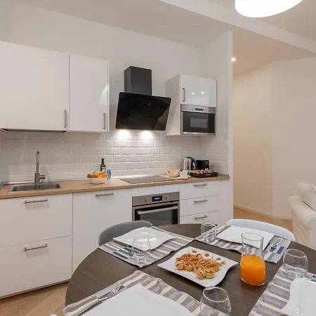 Longhena, 7 - Total White * Milan