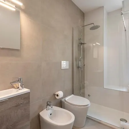 Bright 2 Bedrooms And 2 Bathrooms - B