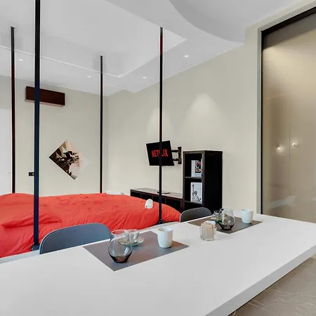 Is In The Air - Suspended Bed & Bath Hub Apartment Milan