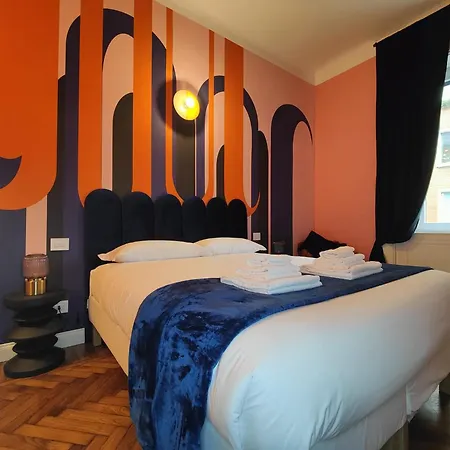 9 Guests 2 Together 2 And 3 Floor With, 4 Bedrooms, 4 Baths In Downtown With Ac, Wifi And Subway M1 M2 Airport Connected Milan