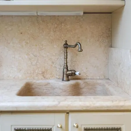 10' From Station-300 M From The Metro *