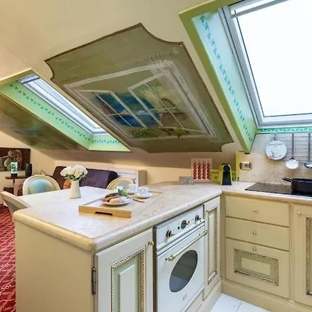 10' From Station-300 M From The Metro Apartment