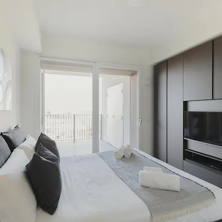 Gohost - Modern And Bright With Terrace And Balcony شقة ميلان
