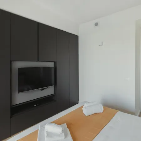 Gohost - Modern And Bright With Terrace And Balcony Daire Milano