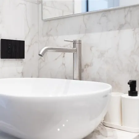 5 Stars Flat, Next To Subway, 3 Stops To Duomo, Ac & Wi-fi