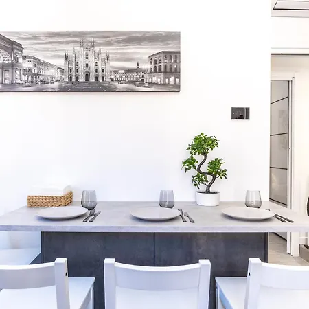 5 Stars Flat, Next To Subway, 3 Stops To Duomo, Ac & Wi-fi Apartman