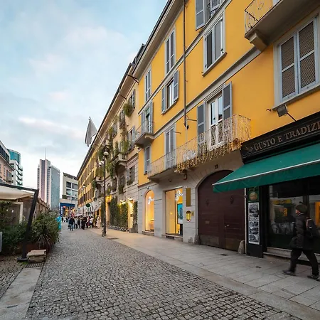 The Mirror Attic - Moscova Brera Milánó