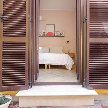 Charming Courtyard House In The Heart Of Apartment *