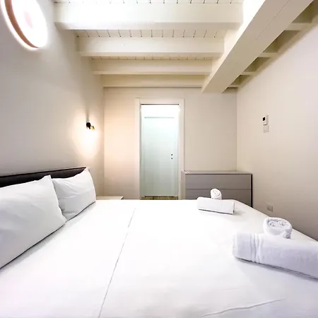 דירה Bright With Terrace And Pool