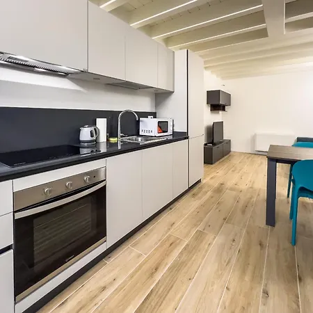 Bright With Terrace And Pool מילאנו