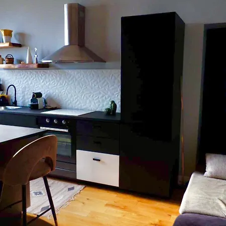 Apartment Cozy Renovated Comfort In Isola