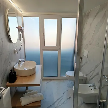 Sky View With Swimming Pool, Ac, Wifi, M2 Bed & Breakfast Milan